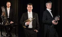 Sören Fries (Posaune), Martin Sander (Trompete) und Frank Tietze (Trompete) zählen zu den mitreis(s)enden Musikern.