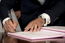 Unterschrift unter Heiratsurkunde durch Männerhand