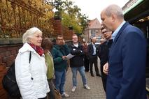 Jörg Vogler erklärt die neue Buslinie der Vorsitzenden des Behindertenbeirates, Sybille Kluge.