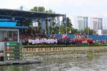 Blick auf die Tribüne mit Anzeige.
