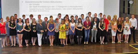 Oberbürgermeisterin gemeinsam mit Prof. Dr. H. Loose und den besten Abiturienten der Stadt Brandenburg an der Havel