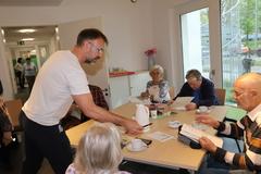 Thomas Seide im Gespräch mit Teilnehmenden.