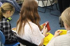 Stolz blättern die Schüler durch ihr Werk.