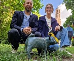Raphael und Clara Danke vor einem ihrer Waldmöpse im Humboldthain.