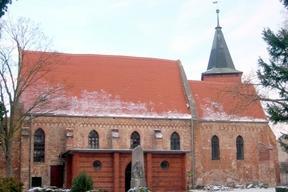 Kirchengebäude mit Kirchenturm