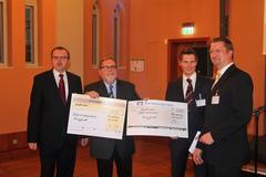 Scheckübergabe an der Vorsitzenden des Fördervereins Krugpark, Klaus Windeck