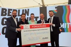 Sportminister Hoffmann, Regattastreckenleiter Philipp, Beigeordnete Adel, Finanzminister Keller und OB Keip bei Scheckübergabe.