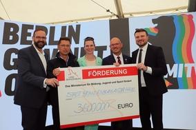 Sportminister Hoffmann, Regattastreckenleiter Philipp, Beigeordnete Adel, Finanzminister Keller und OB Keip bei Scheckübergabe.