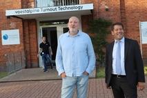 Steffen Scheller mit dem Standortleiter von voestalpine, Sven Kirchner.