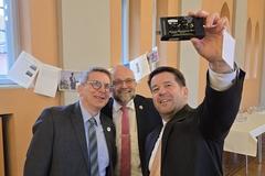 Steffen Scheller beim Selfie mit Dr. Oliver Hermann, Präsident des Städte- und Gemeindebundes (Foto links) und Daniel Kurth, Landrat Barnim.
