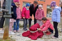 Kinder und Erzieherinnen der Kita Arche Domlinden enthüllten gemeinsam mit Oberbürgermeister Steffen Scheller den heimgekehrten Waldmops.
