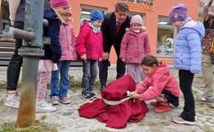 Kinder und Erzieherinnen der Kita Arche Domlinden enthüllten gemeinsam mit Oberbürgermeister Steffen Scheller den heimgekehrten Waldmops.