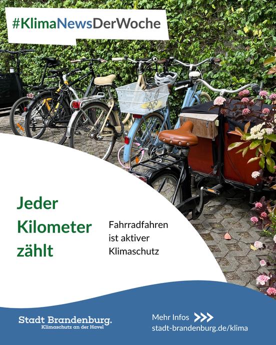 Mehrere Fahrräder und ein Lastenrad stehen vor einer grünen Hecke. Die Botschaft: Jeder geradelte Kilometer ist aktiver Klimaschutz.