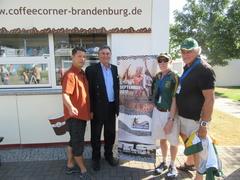 Noch schnell ein Foto vor dem Werbebanner, das auf die WM im nächsten Jahr in Südafrika hinweist.