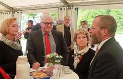 Oberbürgermeisterin Dr. Dietlind Tiemann im Gespräch mit der Geschäftsführerin Fliedner-Geschäftsführerin Barbara Weigel (links im Bild), MdB Frank-Walter Steinmeier und Landrat Wolfgang Blasig (rechts im Bild).