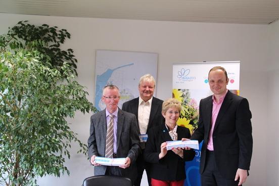 BUGA-Zweckverbandsvorsitzende überreicht Alexander Dörsel (re.) und den beiden Betriebsräten die BUGA-Mini-Tickets.