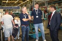 Steffen Scheller mit einem Azubi und Ausbilder Marko Froß.