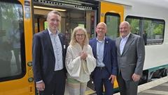 VBB-Geschäftsführer Christoph Heuing, Berlins Mobilitätssenatorin Ute Bonde, Oberbürgermeister Daniel Keip und Infrastrukturminister Robert Crumbach.