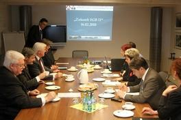 Mit Parlamentariern im Gespräch