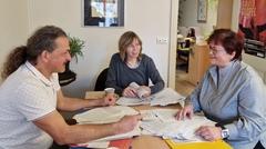 Stadt-Pressesprecher Thomas Messerschmidt, Autorin Christine Fehér und Fouqué-Bibliothek-Direktorin Cornelia Stabrodt bei der Jury-Arbeit.