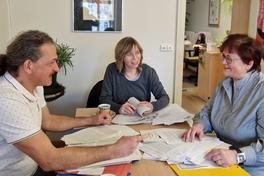 Stadt-Pressesprecher Thomas Messerschmidt, Autorin Christine Fehér und Fouqué-Bibliothek-Direktorin Cornelia Stabrodt bei der Jury-Arbeit.