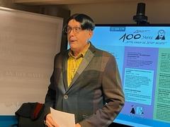 Hank Teufer (event-theater e.V.) präsentierte zur Pressekonferenz eine Performance.