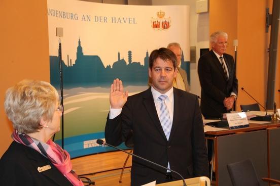 Bürgermeister Steffen Scheller legt den Amtseid ab