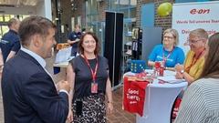 Das Stadtoberhaupt im Gespräch mit Ausstellenden.