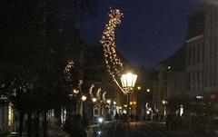 Festschmuck auch in den Straßen der Stadt, wie hier in der Hauptstraße, die bald noch stärker leuchten wird.