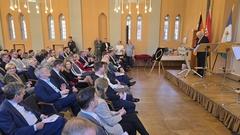 Am Rednerpult: Stadtverordnetenvorsteher Walter Paaschen.