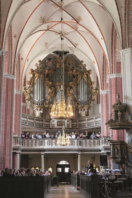 Blick in die Katharinenkirche mit der von Joachim Wagner erbauten Orgel