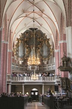 Blick in die Katharinenkirche mit der von Joachim Wagner erbauten Orgel