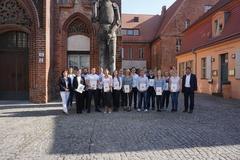 Die neuen Azubis vor dem Altstädtischem Rathaus mit Oberbürgermeister Steffen Scheller, Personalleiterin Viola Cohnen und Anne Sophie Krahnke aus dem Personalbüro Ausbildung.