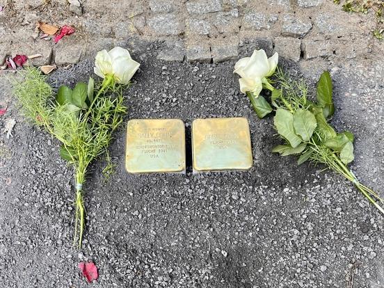 Zwei Stolpersteine erinnern jetzt vor der Packhofstraße 24 an Sally und Grete Cohn.