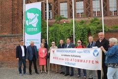 Walter Paaschen und Vertreter der Fraktionen vor dem Fahnenmast