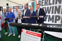 Kanuvertreter und Politiker, die sich für Olympia in der Region stark machen.