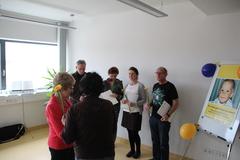 Oberbürgermeisterin Dr. Dietlind Tiemann überreicht Anfang April 2015 das Zertifikat an eine Teilnehmerin des 9. Schulungskurses.