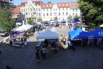 Blick auf das Sommerfest der PSAG aus Richtung der Bibliothek.