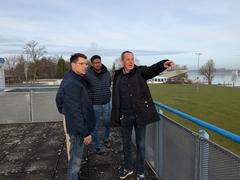 Thomas Konietzko erläutert Pläne auf der Dachterrasse des Übernachtungsgebäudes.