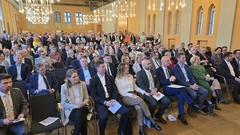 Viele namhafte Gäste waren dabei.