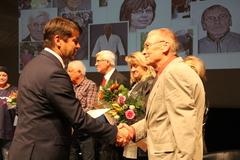 Oberbürgermeister ehrt die Ehrenamtler.