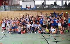 Gruppenbild des Basketball-Nachwuchses mit Daniel Keip.