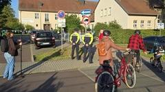 Polizei und Ordnungsamt waren präsent, um für Sicherheit auf Schulwegen zu sensibilisieren.
