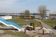 Im Vordergrund der Treppenbau, im Hintergrund die Arbeiten am Zielrichterturm.