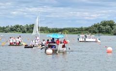 In der Offenen Klasse gilt "Ist aus Beton und schwimmt" – ob Segelboot, Tischkicker, Flaschenkasten oder Straßenbahn.