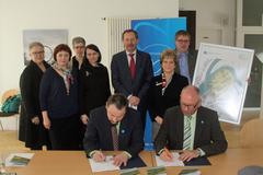 Im Beisein von Oberbürgermeisterin Dr. Dietlind Tiemann (rechts) und Botschafter S.E. Deividas Matulionis (li. neben der Oberbürgermeisterin) unterschreiben der Bürgermeister von Anyksciai, Sigutis Obelevicius, und Erhard Skupch den Vertrag