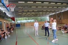 Daniela Schmidt vom Sportamt beim Korbwurf.