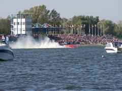 Spektakuläre Positionskämpfe der Formel 1 Boote unmittelbar vor der vollen Zuschauertribüne.
