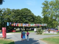 Die Fahnen der 30 teilnehmenden Nationen schmücken bereits das WM-Gelände.
