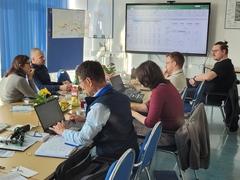 Besprechung im Pressezentrum.